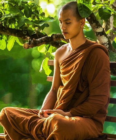 monje budista meditando